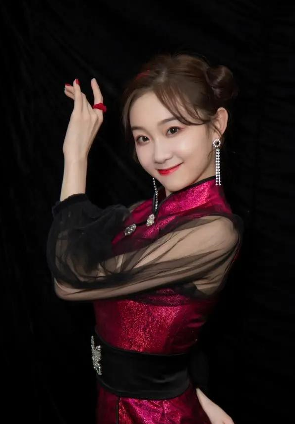 李子璇穿短旗袍配双丸子头,美得如同春日里的娇花,明艳又娇柔