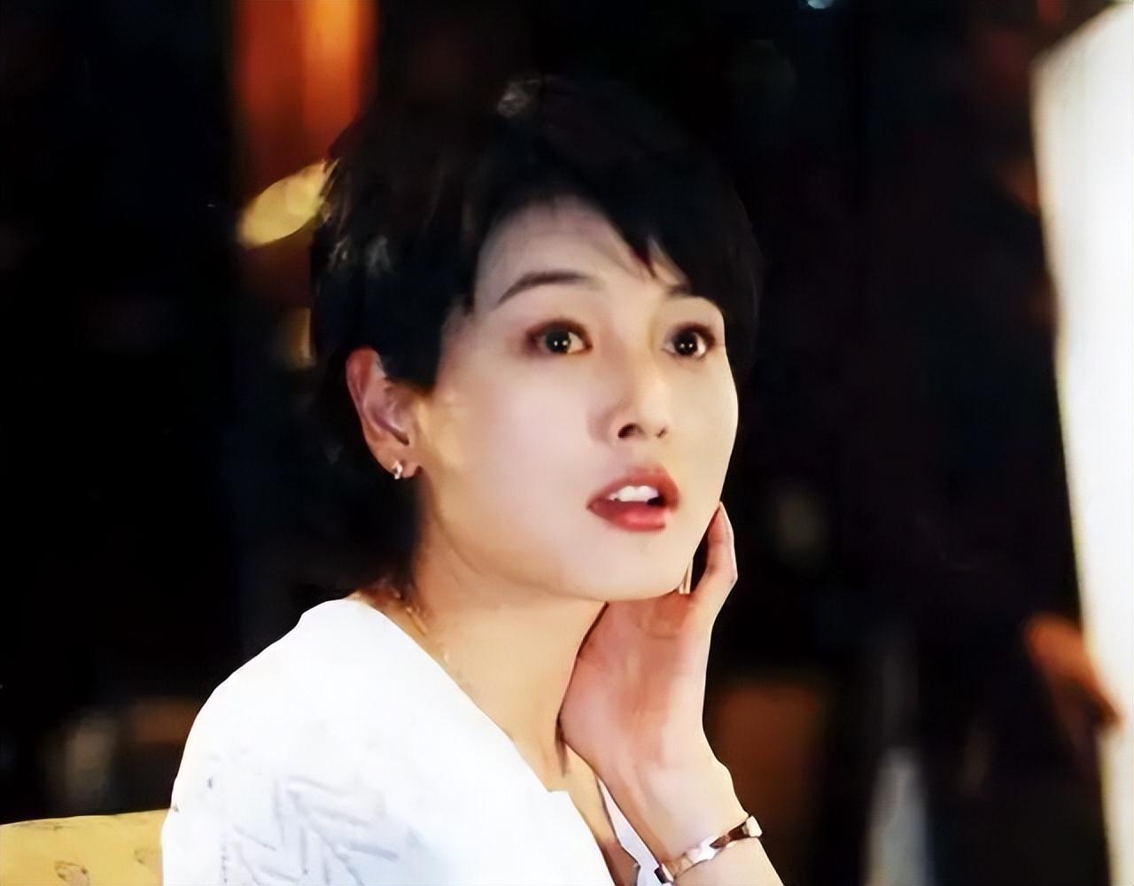 回顾张延嫁大5岁香港丈夫婚后生一女如今女儿比她还漂亮