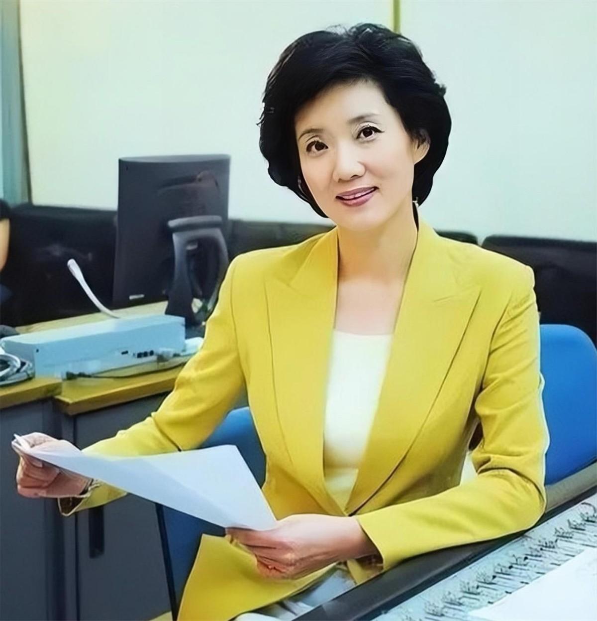 回顾央视首席女主播李修平42岁再婚嫁大10岁丈夫60岁无儿无女