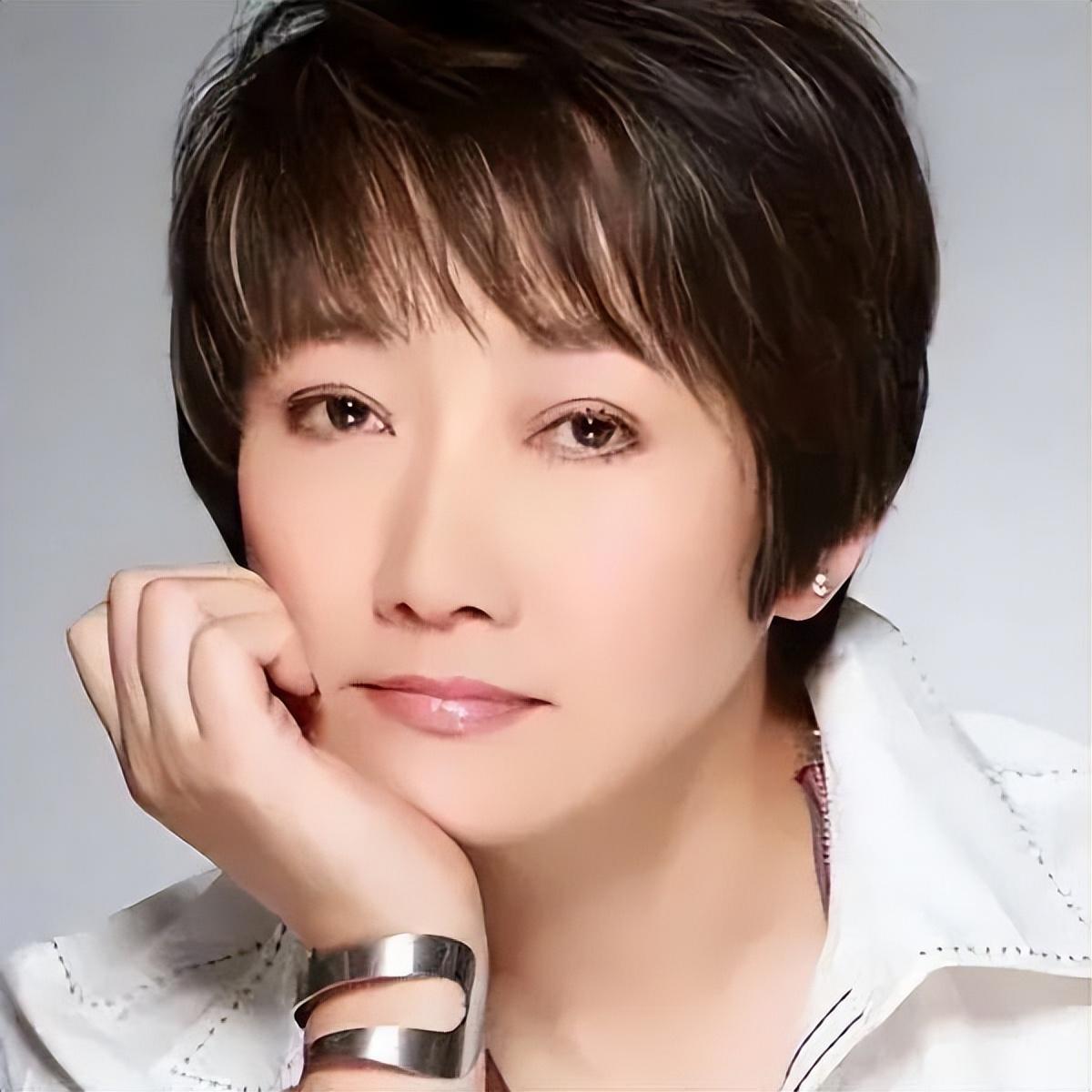 回顾王刚和成方圆离婚22年一个儿孙双全一个无儿无女