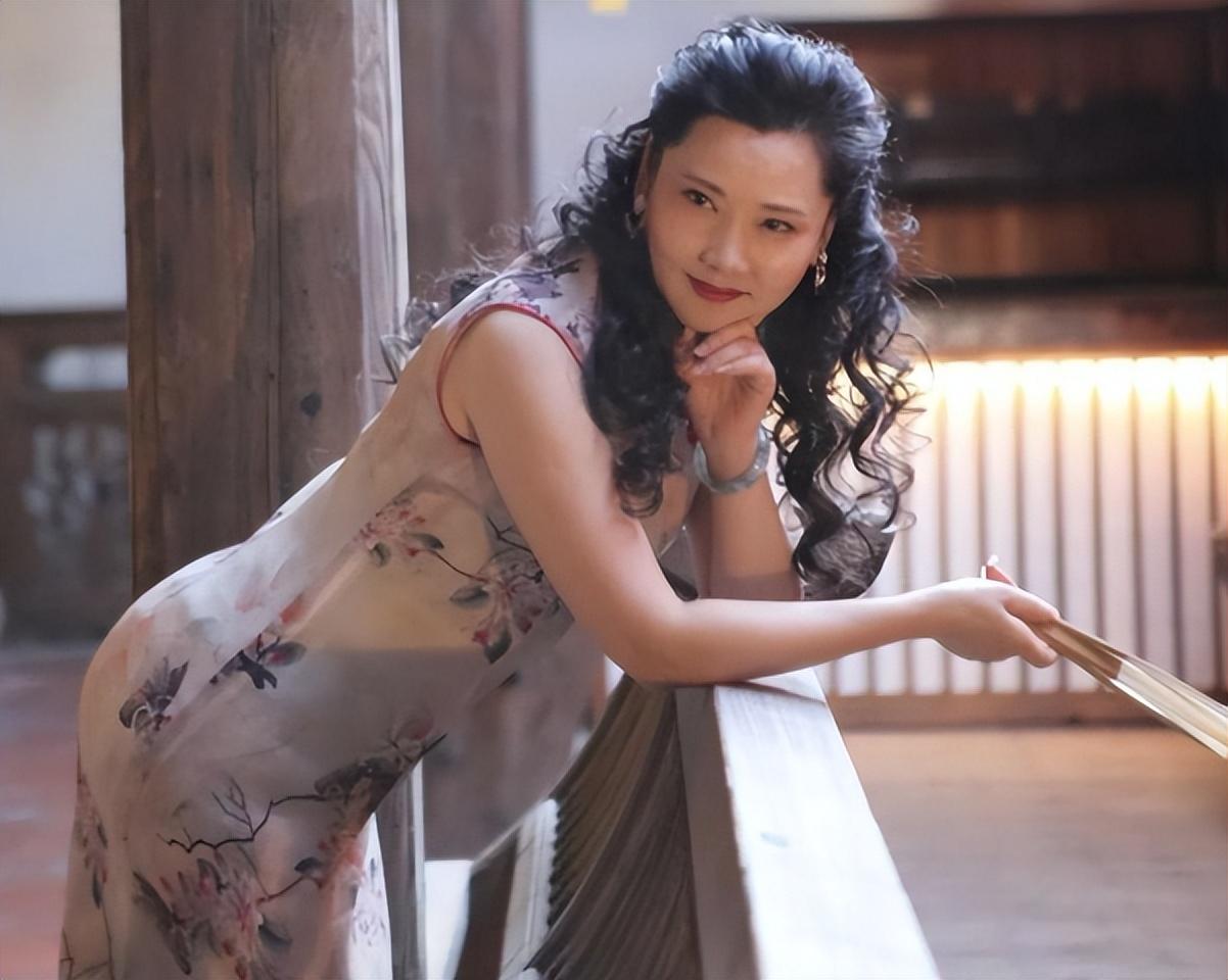 回顾演员何赛飞:为了事业选择丁克愁坏婆婆,35岁产子全家乐开怀