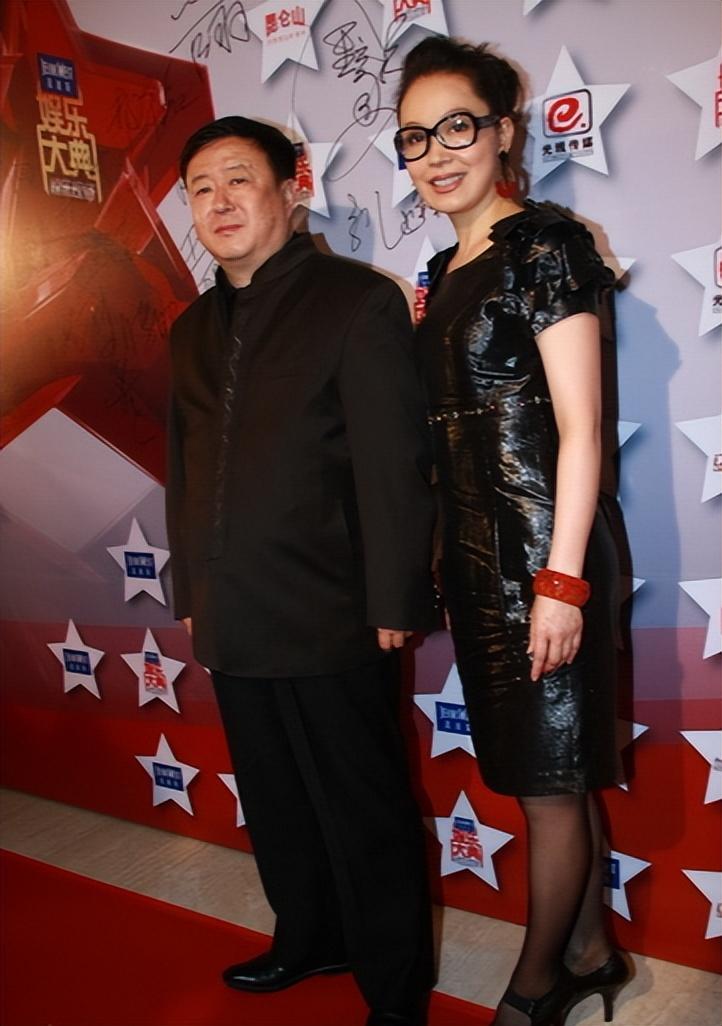 回顾尤小刚娶小30岁美娇妻64岁后连生两个儿子现在生活怎样