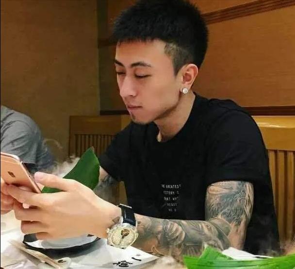 6亿私人飞机,千万豪车撞毁就换,秦奋是谁