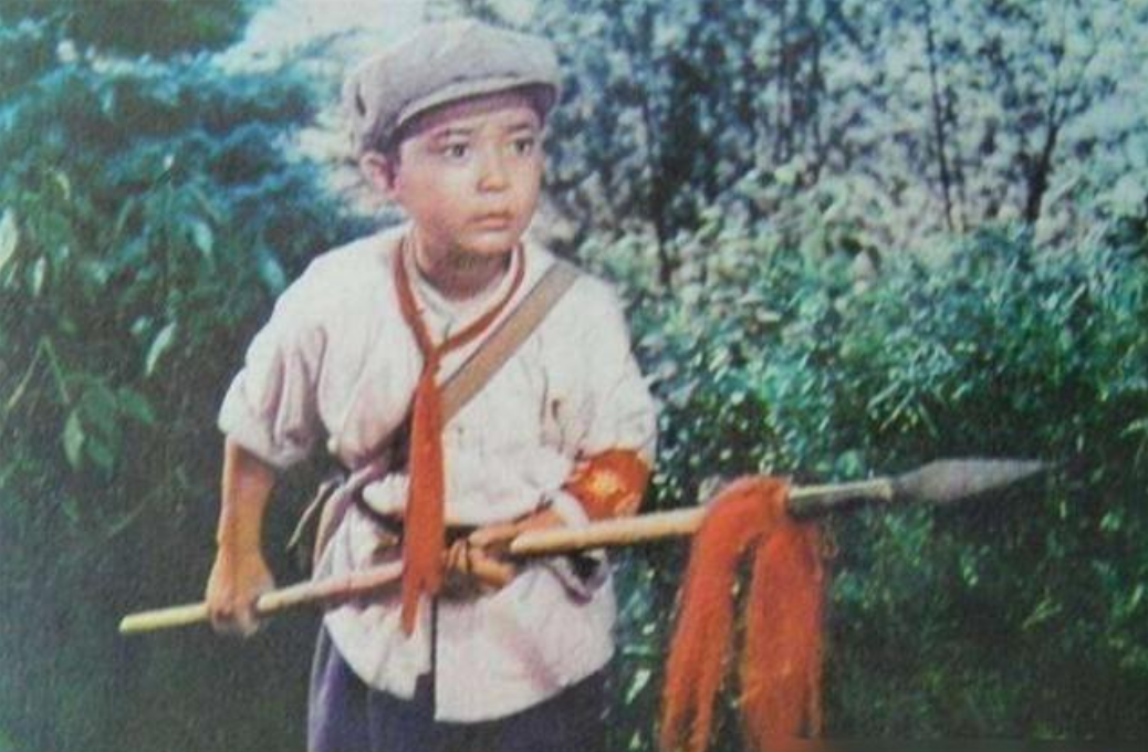 回顾那个因闪闪的红星走红的潘冬子如今怎样了