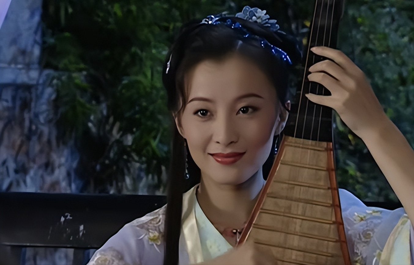 她还出演了《无敌县令》和《梧桐雨》,无论是扮相还是演技都很过关,虽