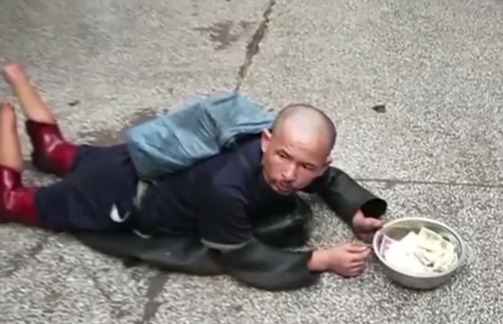 2016年广州男子买菜时,偶遇双脚被截断的乞丐,竟是失踪12年的同学