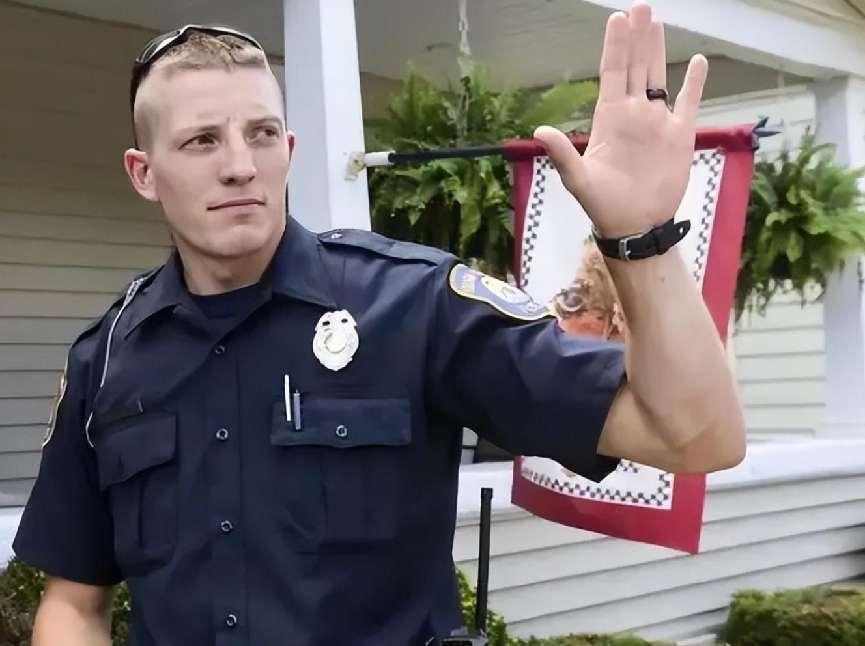 美国警察与中国警察最大区别美国警察没有保护老百姓的法律义务