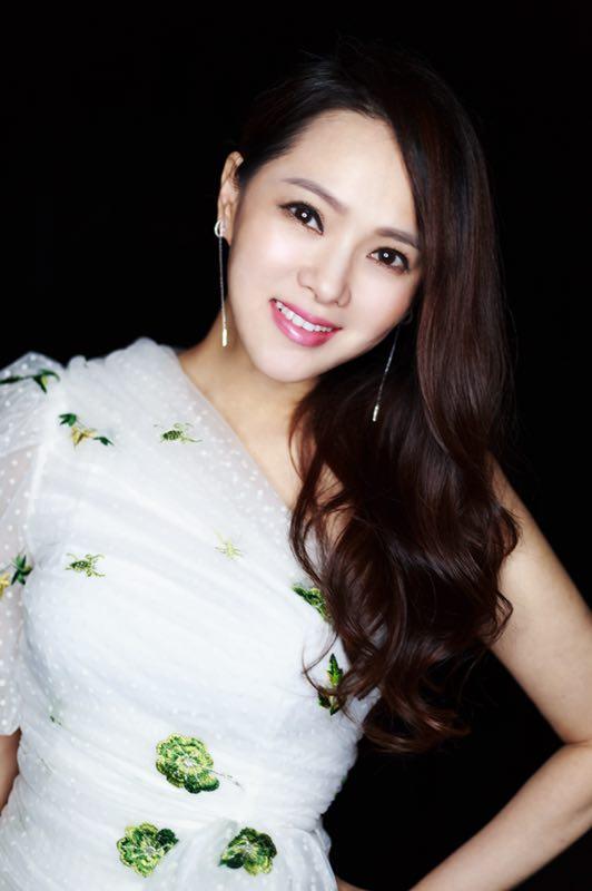 回顾伊能静为父母离异落泪帮爸爸还千万巨债后43岁与家人和解