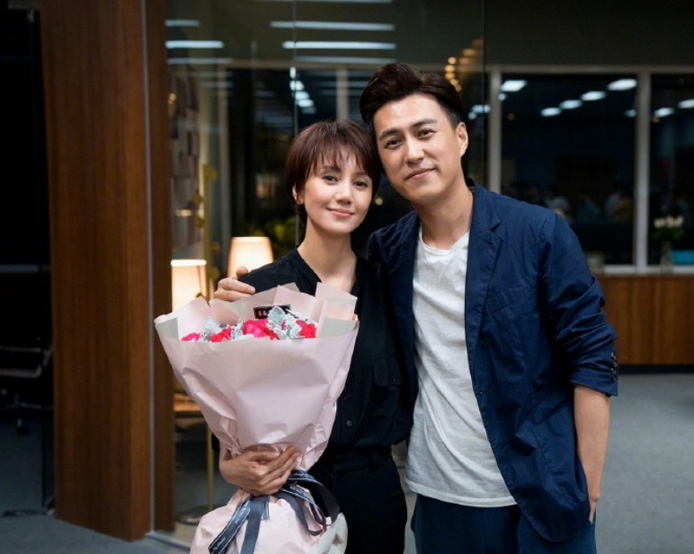 回顾演员靳东在父母离异的阴影下长大离过婚的女人更应该被爱