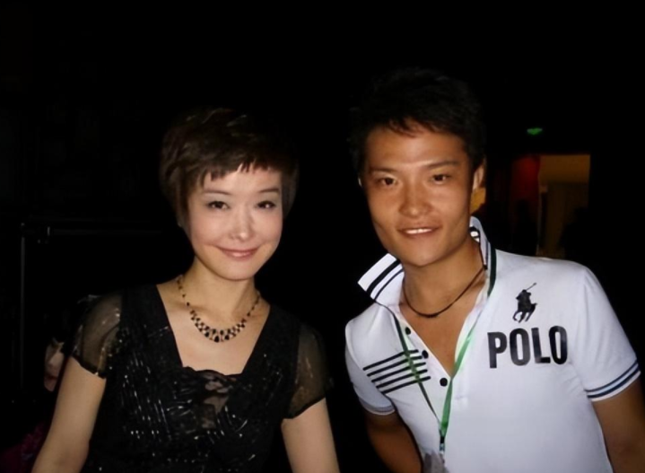 回顾主持人王雪纯我这辈子遗憾的事情就是没给丈夫生个孩子