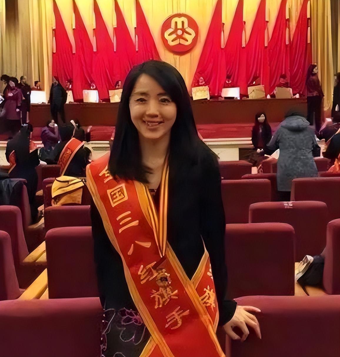 回顾杨丹工作27年零失误为事业选择丁克40岁产女全家乐开怀