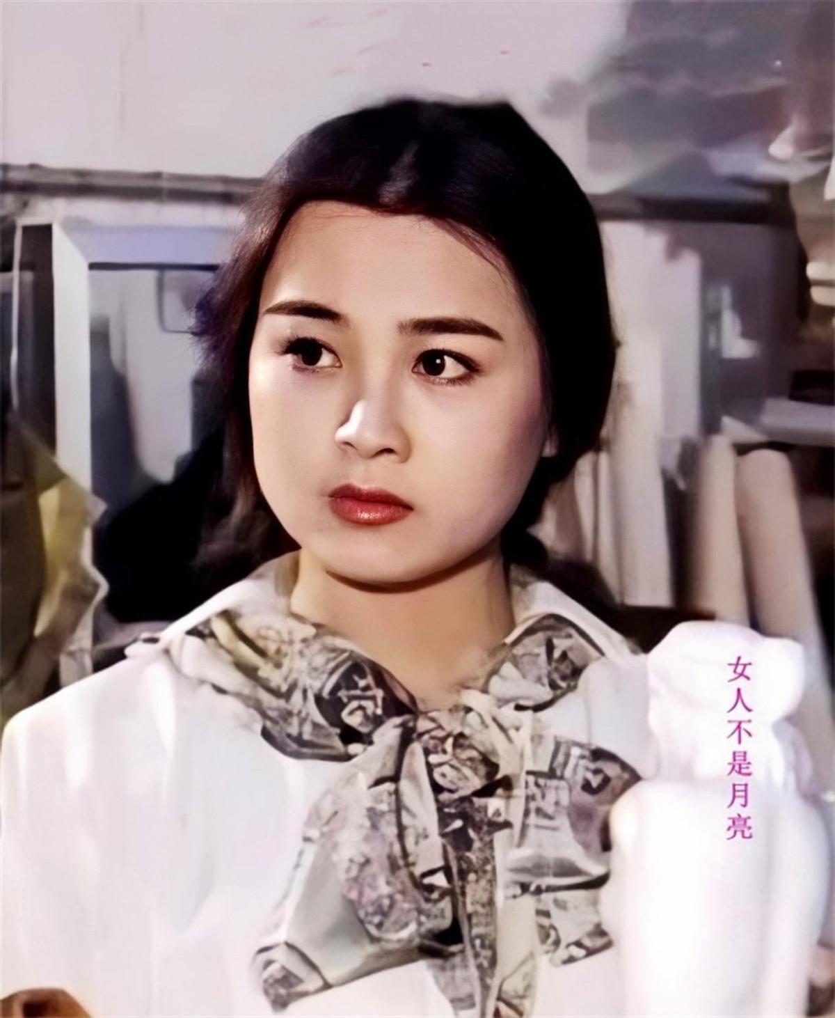 赵明明带着简历四处跑剧组,不断的推荐自己.