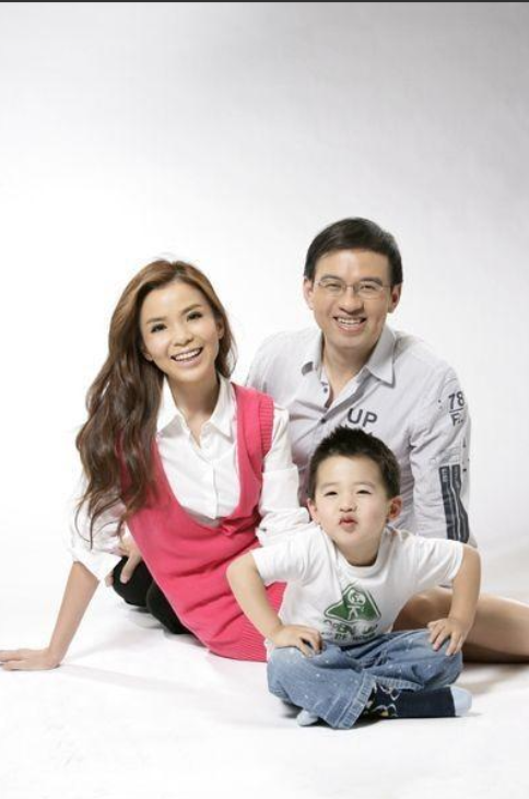 回顾央视主持朱迅嫁大8岁王志伺候瘫痪公公如今被丈夫宠成宝