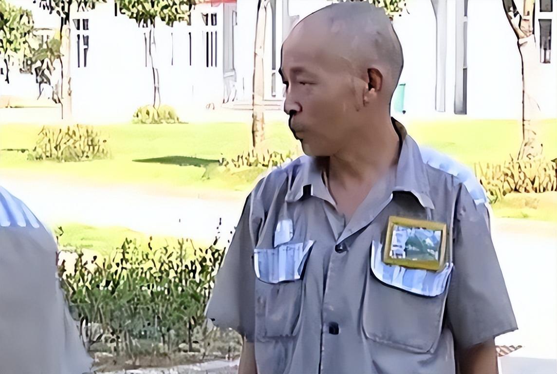 2013年77岁老人入狱狱警点名发现不对劲一查身份吓一跳
