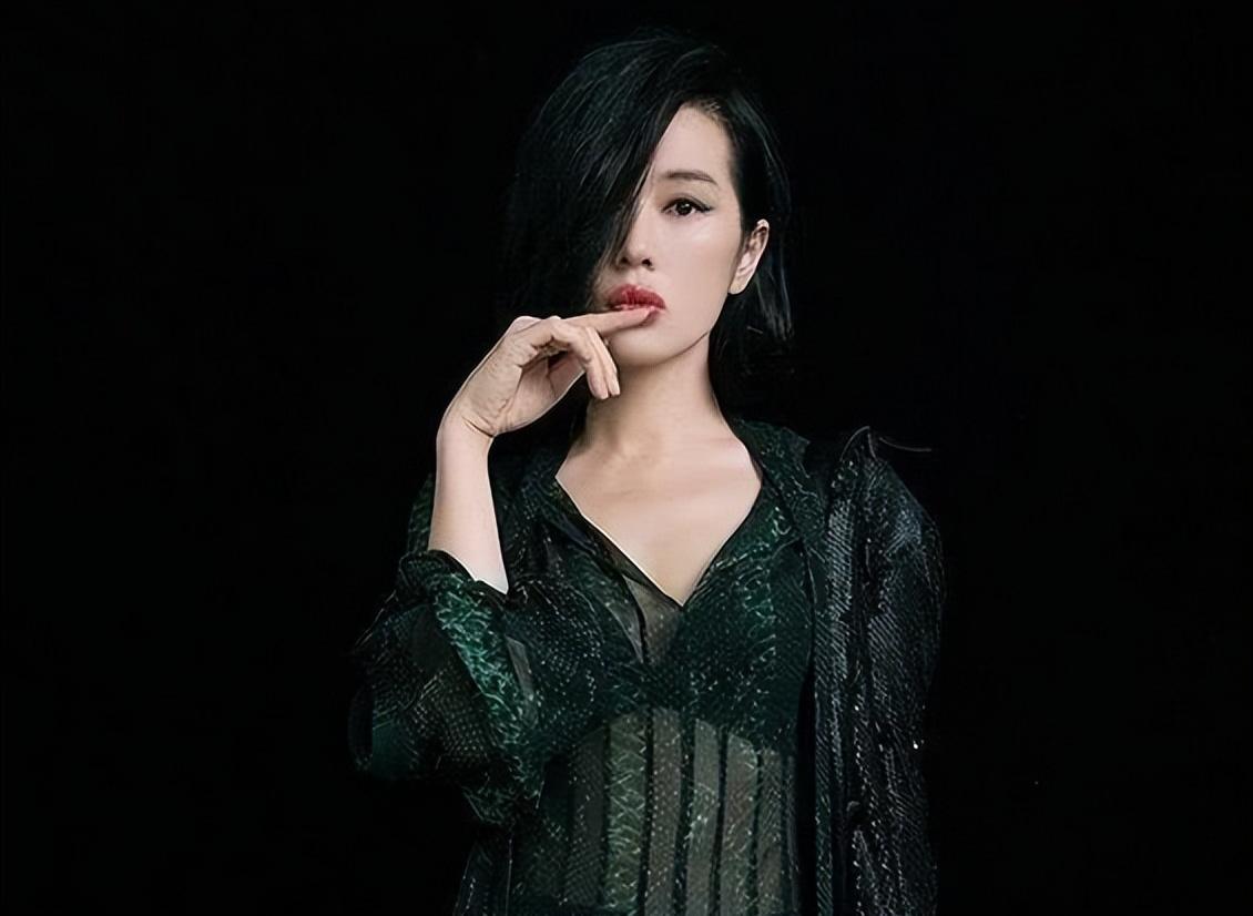 在参加访谈节目的时候,当被问及当时分手的原因时,余男也没有说对方