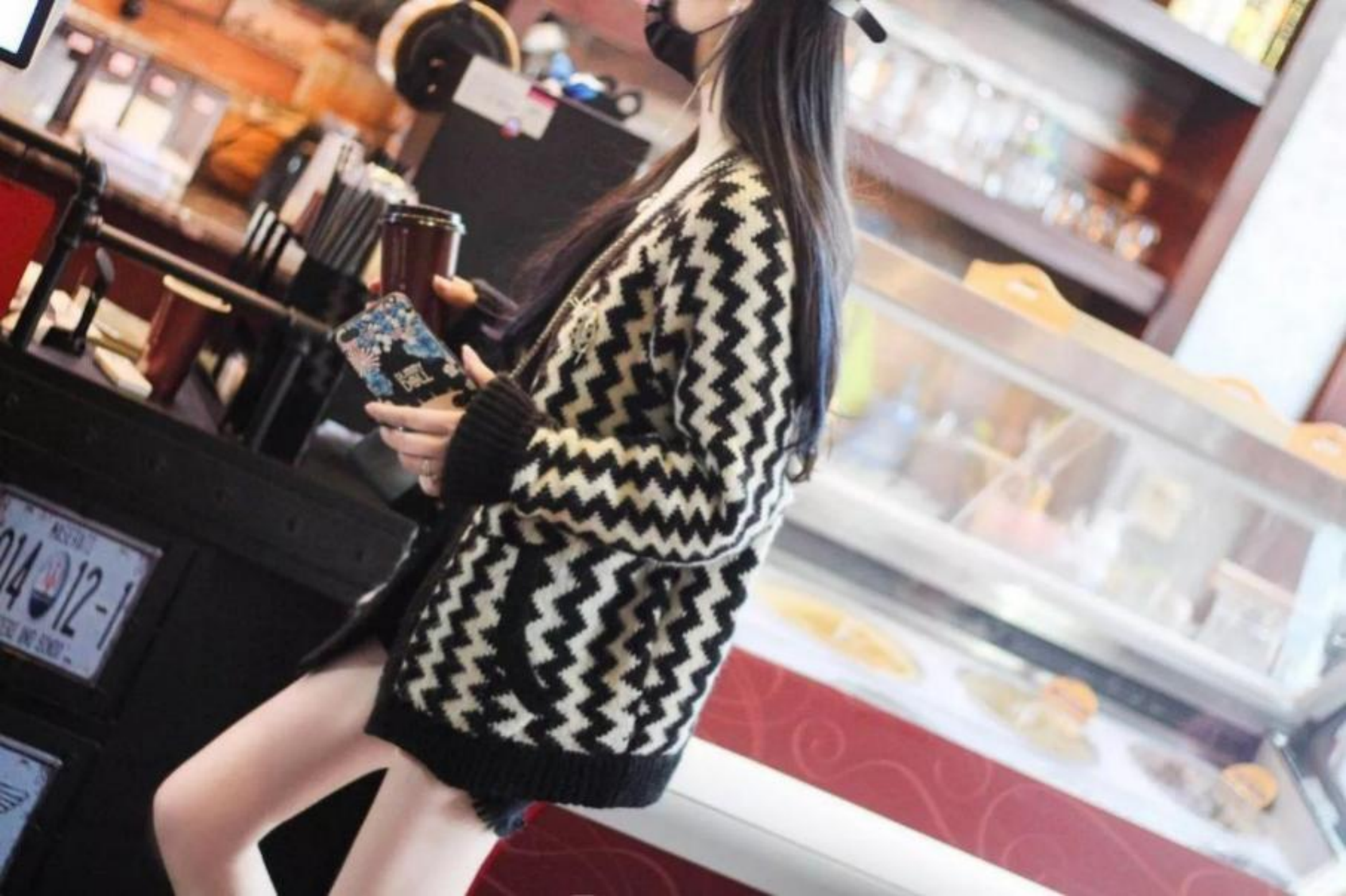 2021年四川女子大闹前男友婚礼现场泼新娘墨水自称遭新郎强暴