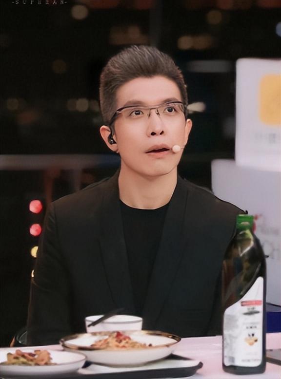 回顾央视主持朱广权43岁不结婚不生子不影响我给父母尽孝