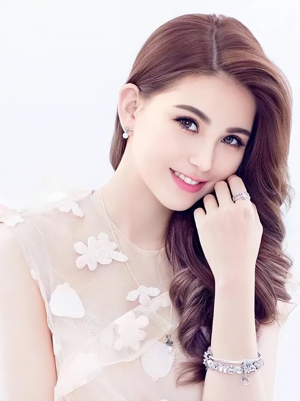 回顾昆凌嫁大14岁周杰伦婚后连生三胎如今一家五口其乐融融