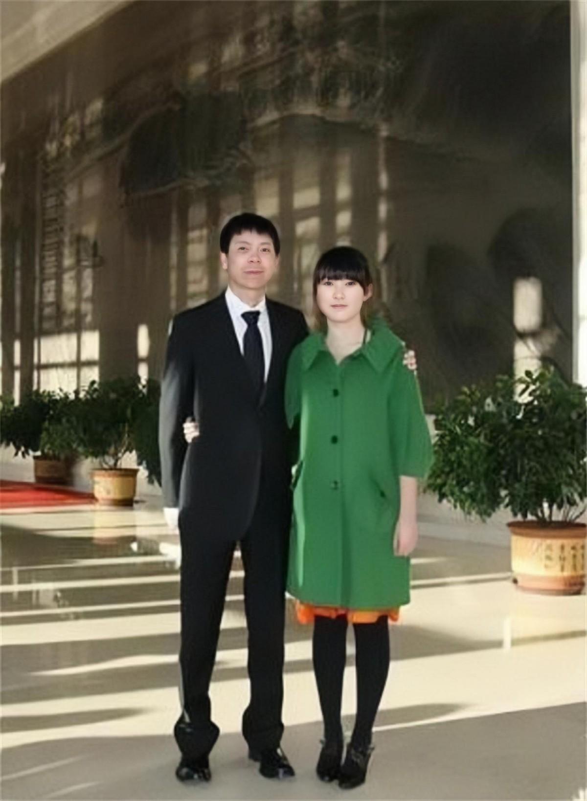 回顾冯小刚前妻张娣23年坚持不嫁全心陪伴女儿今女儿成她骄傲