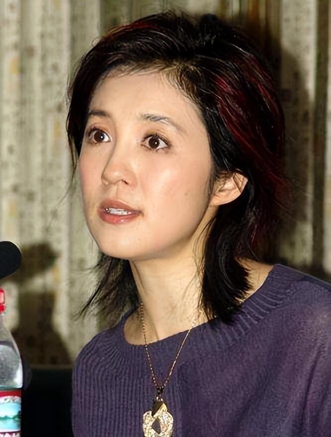 回顾许戈辉事业巅峰期离开央视嫁富商后与丈夫前妻亲如姐妹