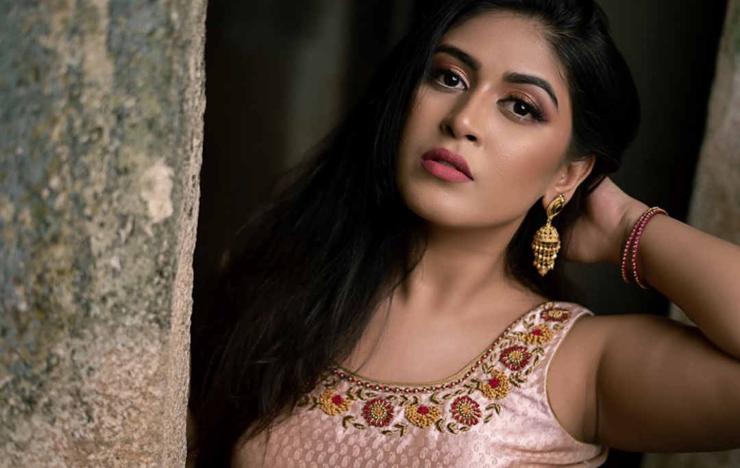 印度富家美女来中国旅游,坦言太羡慕中国女生,想要嫁到中国!