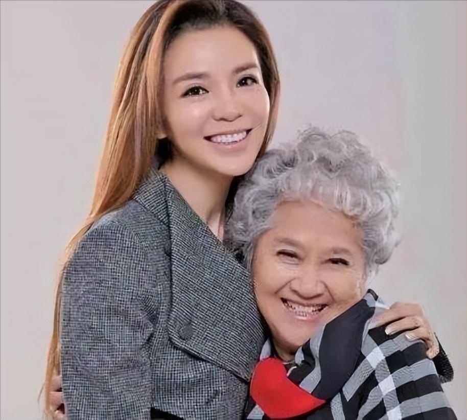 回顾女主持人朱迅嫁普通的湖南丈夫吃婆婆剩饭伺候瘫痪公公