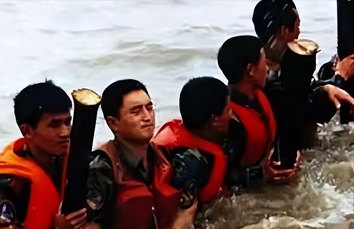 回顾女孩郑崧芳被35位武警爸爸呵护长大背后故事令人感动