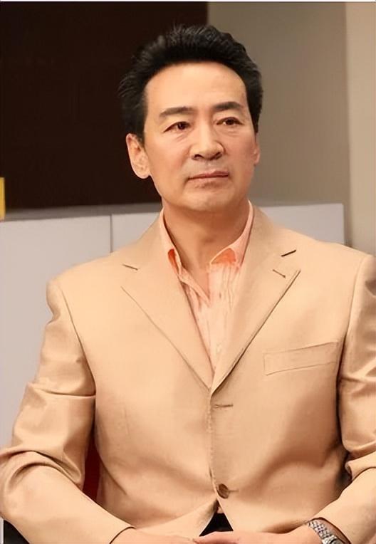 回顾寇振海:三婚娶小21岁娇妻,54岁喜当爹,如今68岁仍不敢老去