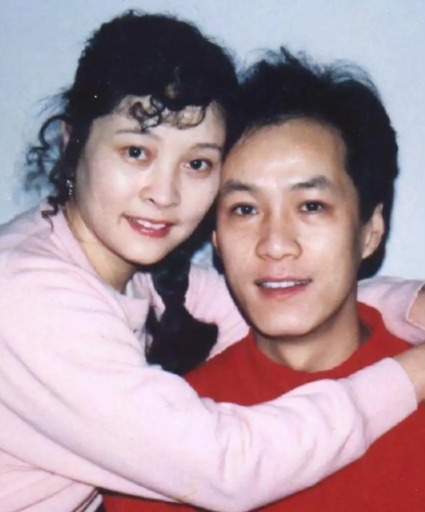 回顾冯远征娶二婚大8岁的梁丹妮恩爱29年年过半百却有遗憾