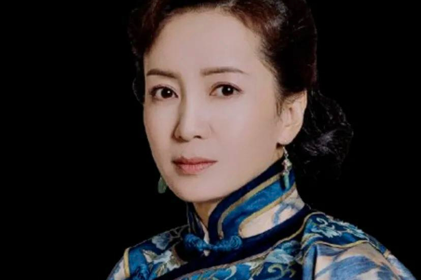 她是灵魂摆渡里冬青学校的宿管阿姨琴姐,一人分饰三角,也是《武林外传