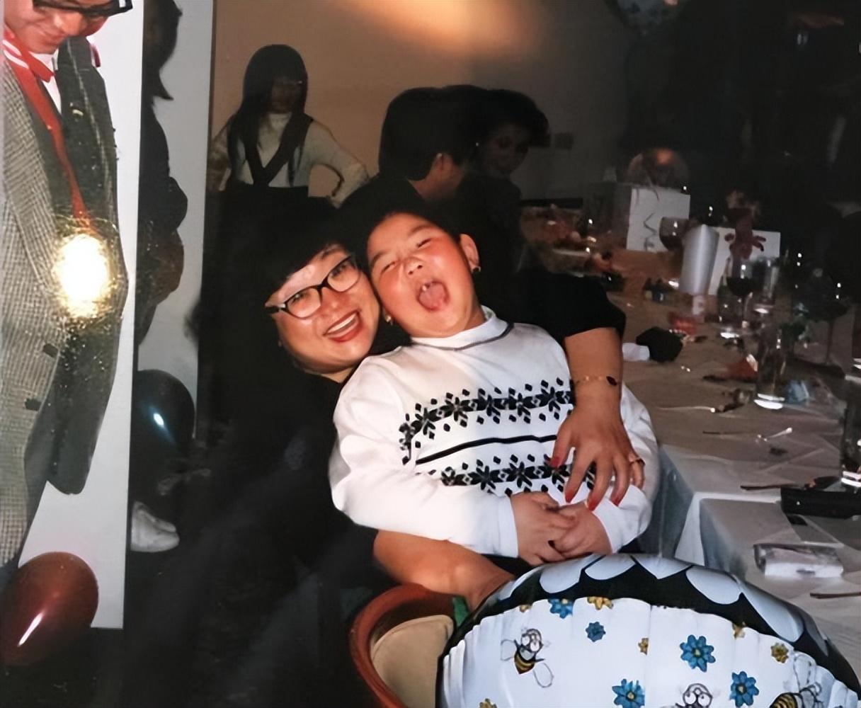 回顾沈殿霞女儿郑欣宜母亲去世父亲再婚继母用爱撑起一个家