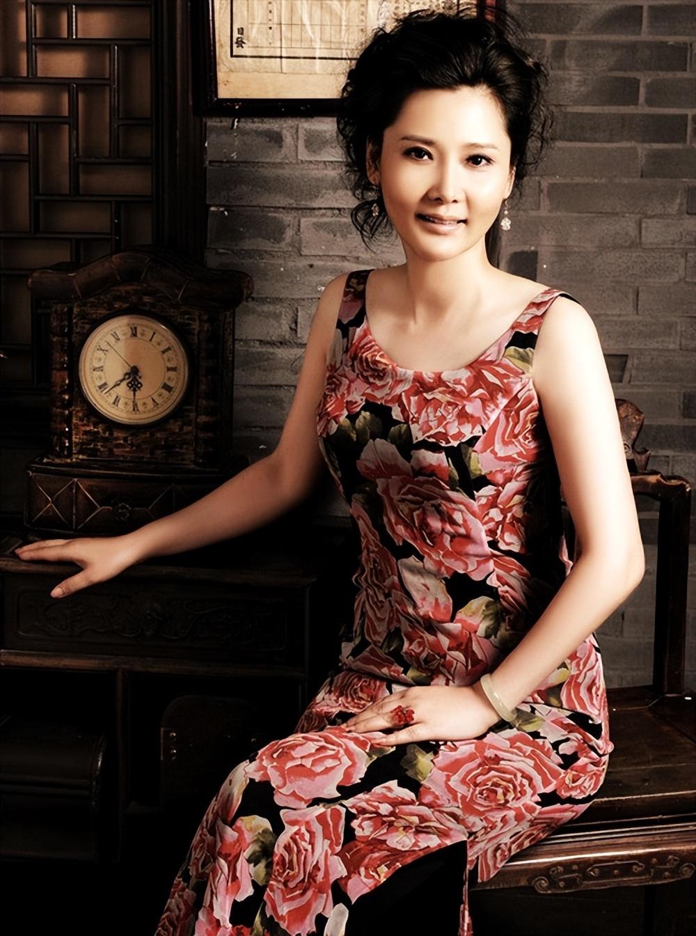 回顾何赛飞和丈夫坚持丁克10年愁怀婆婆36岁意外生子全家乐开怀