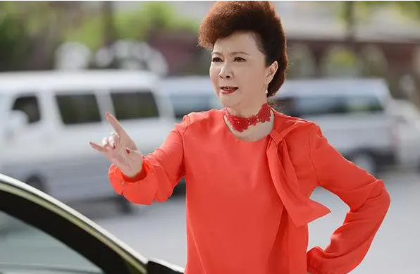 回顾蔡明儿子丁丁36岁仍未婚无子女是蔡明的骄傲也是她的心病