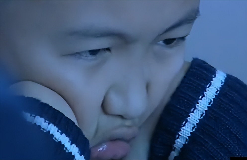 回顾老汉另娶新妻婚后不久接到亡妻电话床上出现亡妻照片