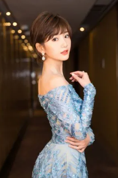 回顾毛晓彤出生被父亲扔进垃圾桶走红后被父亲索要5000万赡养费