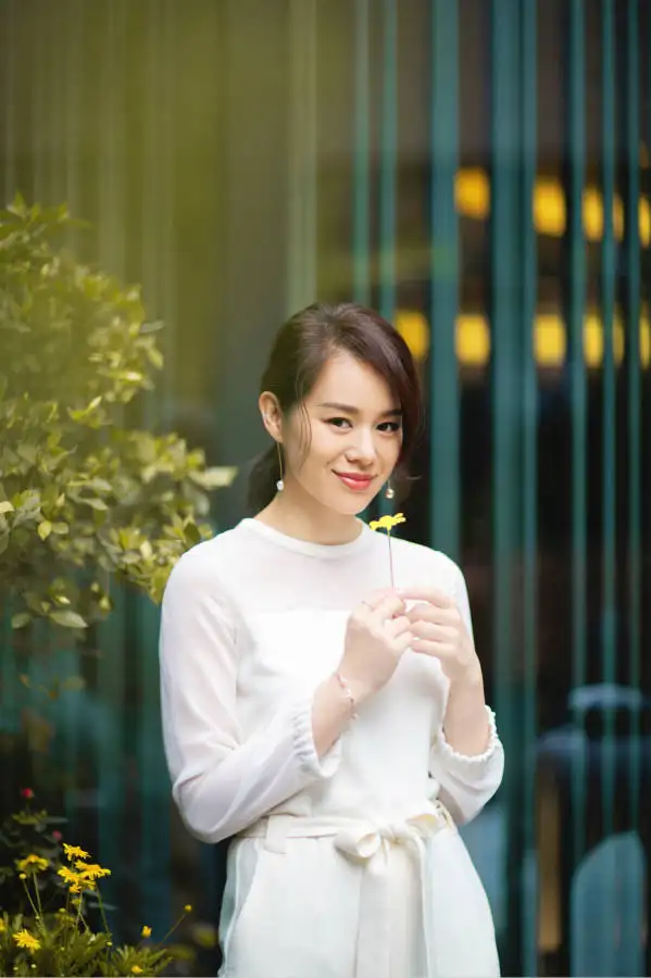 回顾胡杏儿嫁大3岁富豪婚后连生三胎如今一家五口其乐融融