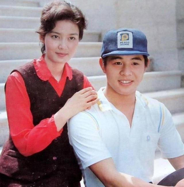 李连杰晒妻子近照,61岁利智衰老似奶奶,前妻黄秋燕依旧美艳动人