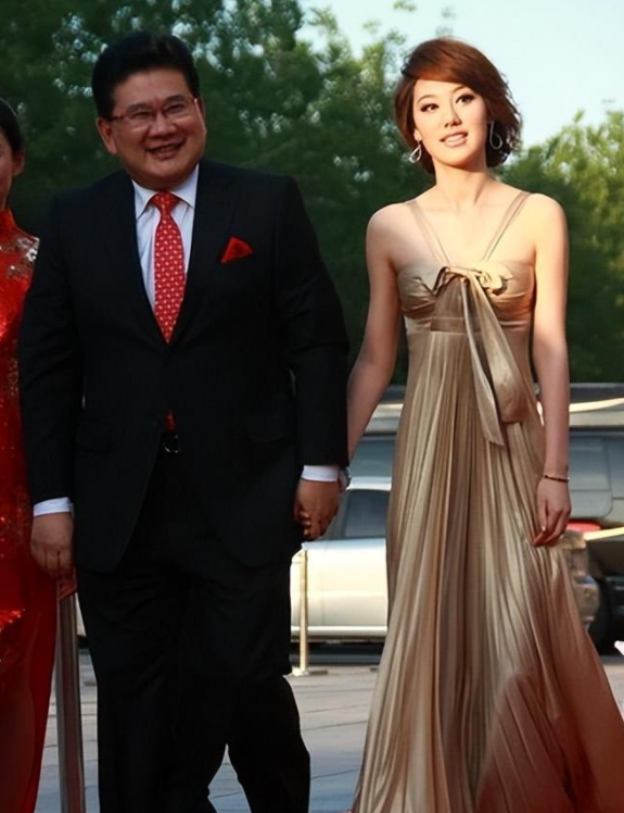 曹可凡王冠结婚 老婆图片