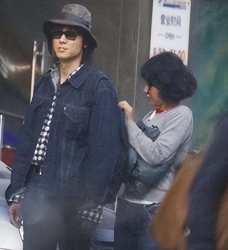 回顾邹伟与闫妮离婚19年他再婚生子获幸福她情路坎坷至今未婚