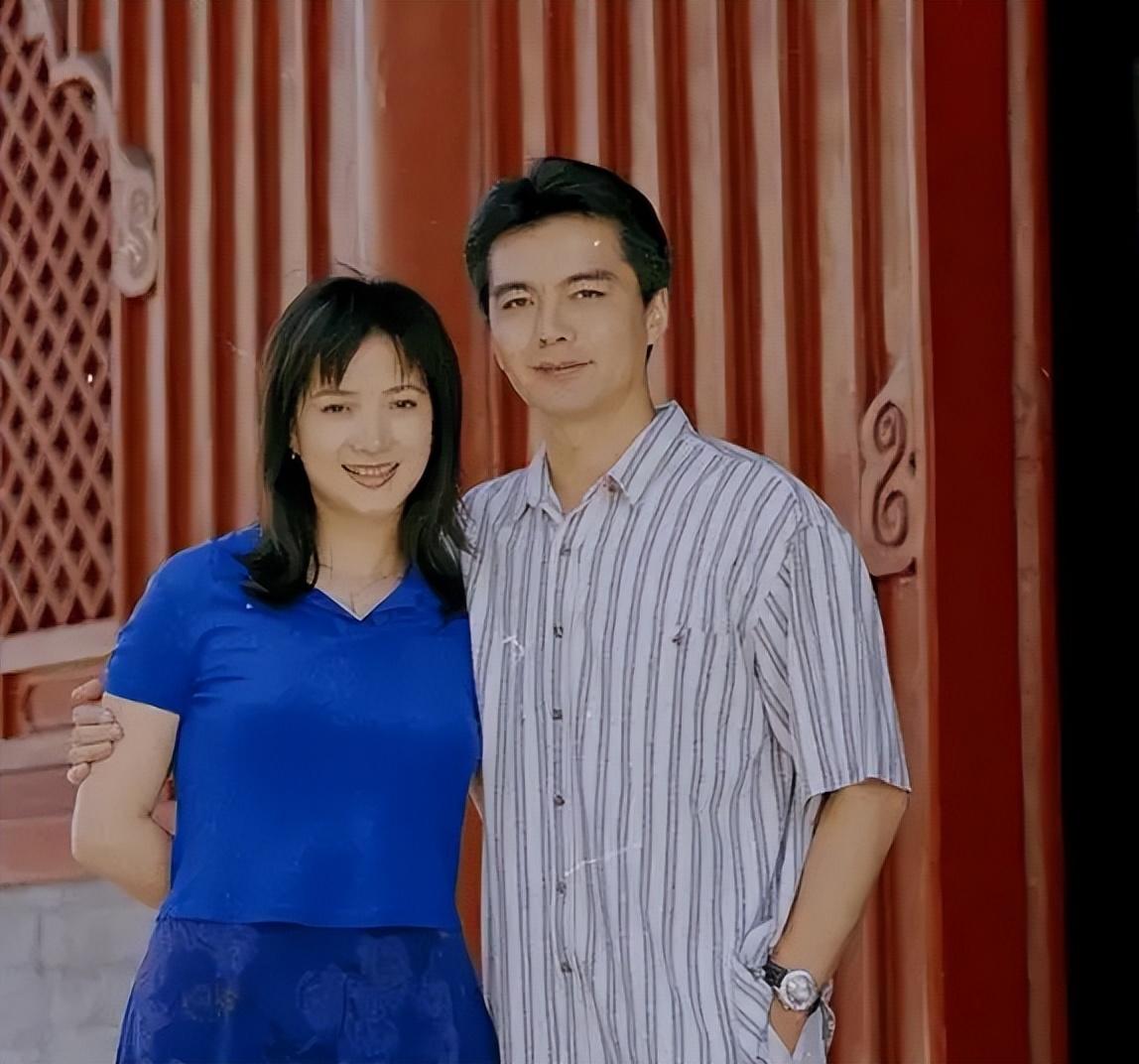 回顾何晴父亲早逝母亲患脑出血垂危与许亚军离婚后她还好吗