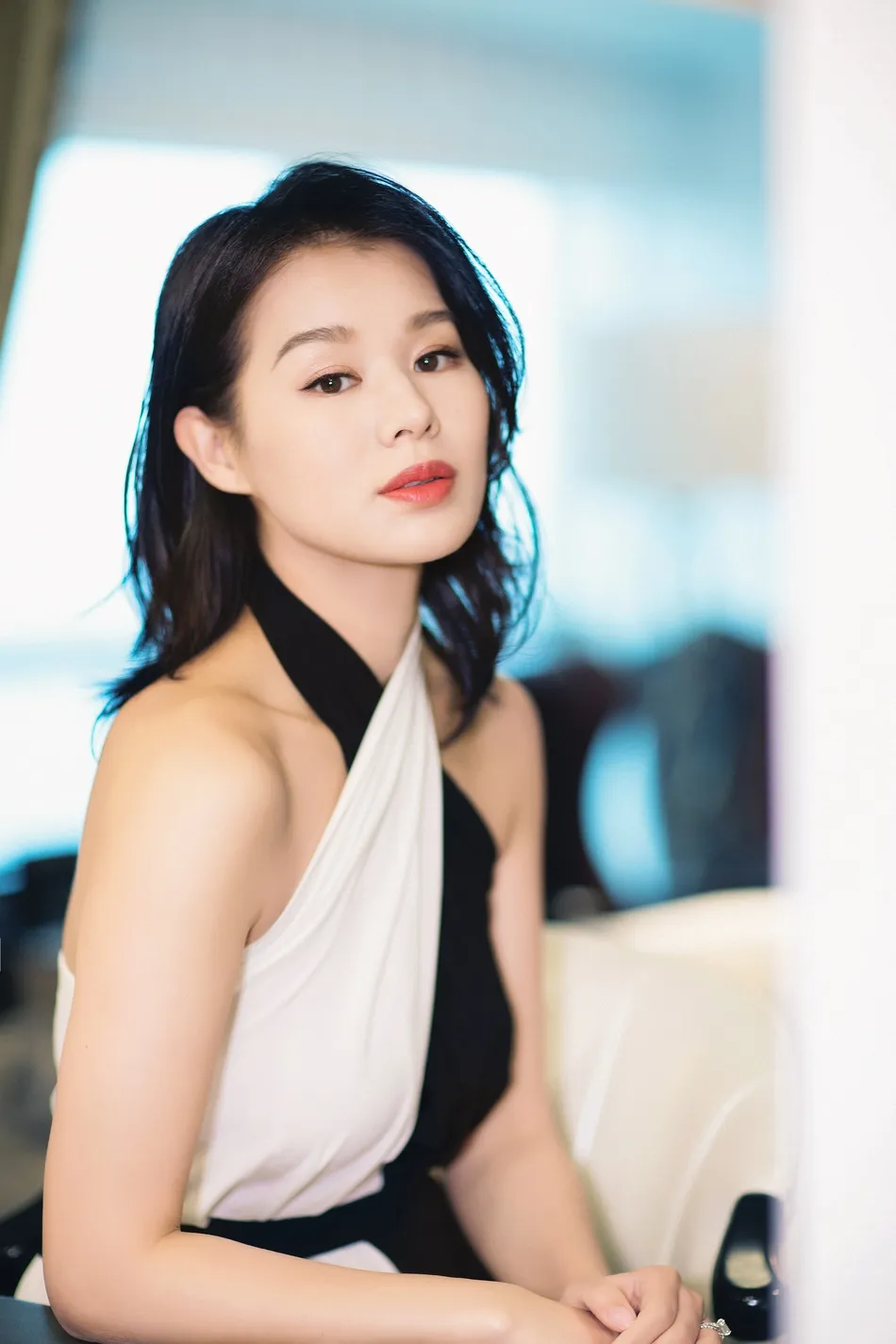 回顾胡杏儿嫁大3岁富豪婚后连生三胎如今一家五口其乐融融