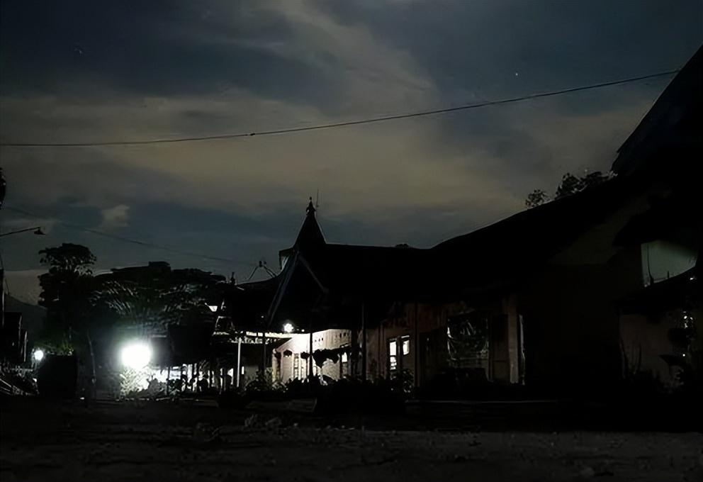 村里的夜晚格外寂静,家家户户休息得很早,村里仅有的一盏路灯正散发着