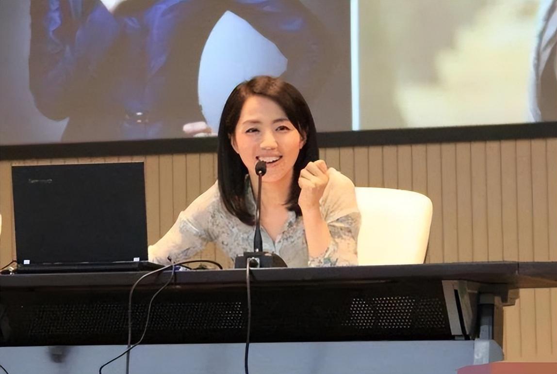 回顾杨丹工作27年零失误为事业选择丁克40岁产女全家乐开怀