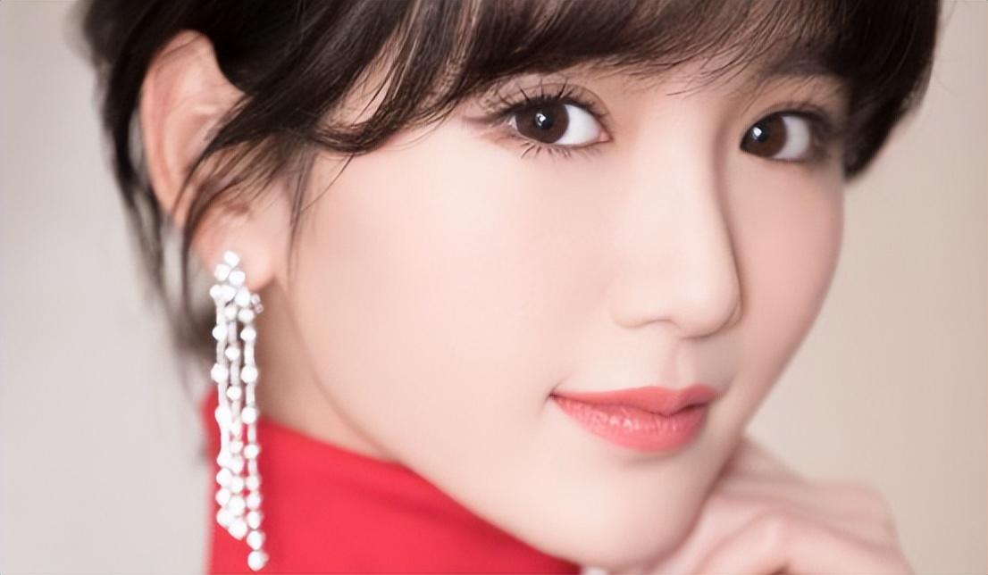 回顾毛晓彤出生被父亲扔进垃圾桶走红后被父亲索要5000万赡养费