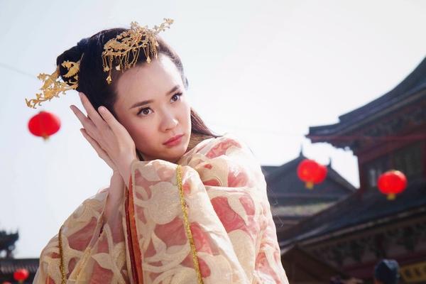 比如《龙凤店》里的时而狠厉,时而俏皮的长慈公主.