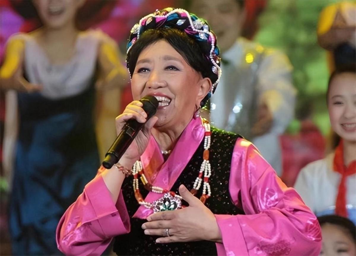 回顾歌唱家才旦卓玛:含泪送别女儿,余生只想做个贤妻良母