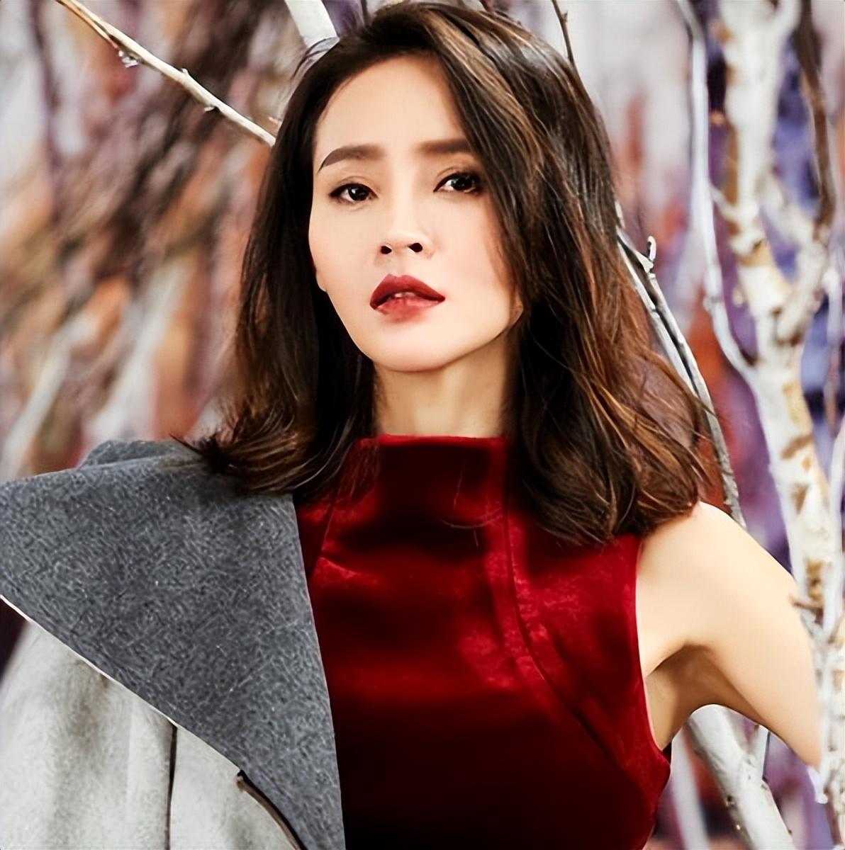 回顾演员于明加相亲嫁圈外老公恩爱十一年生两女被丈夫疼爱