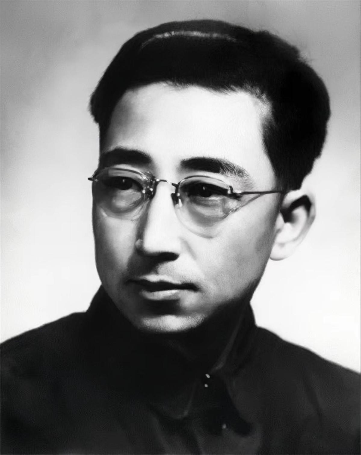 在韦然三岁时程述尧再婚了,他被爸爸送去北京,在爷爷奶奶那儿居住.