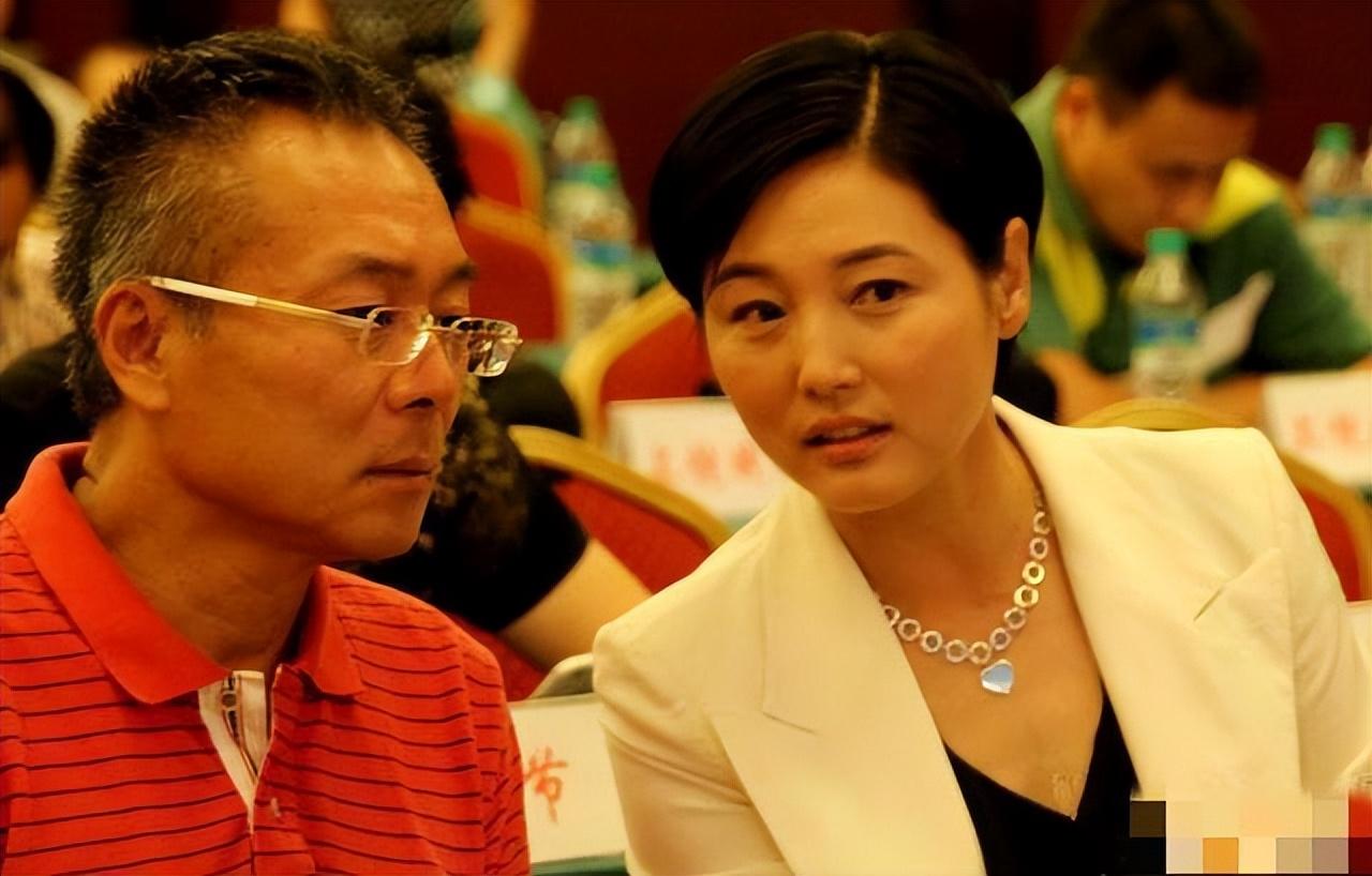 回顾张延嫁大5岁香港丈夫婚后生一女如今女儿比她还漂亮