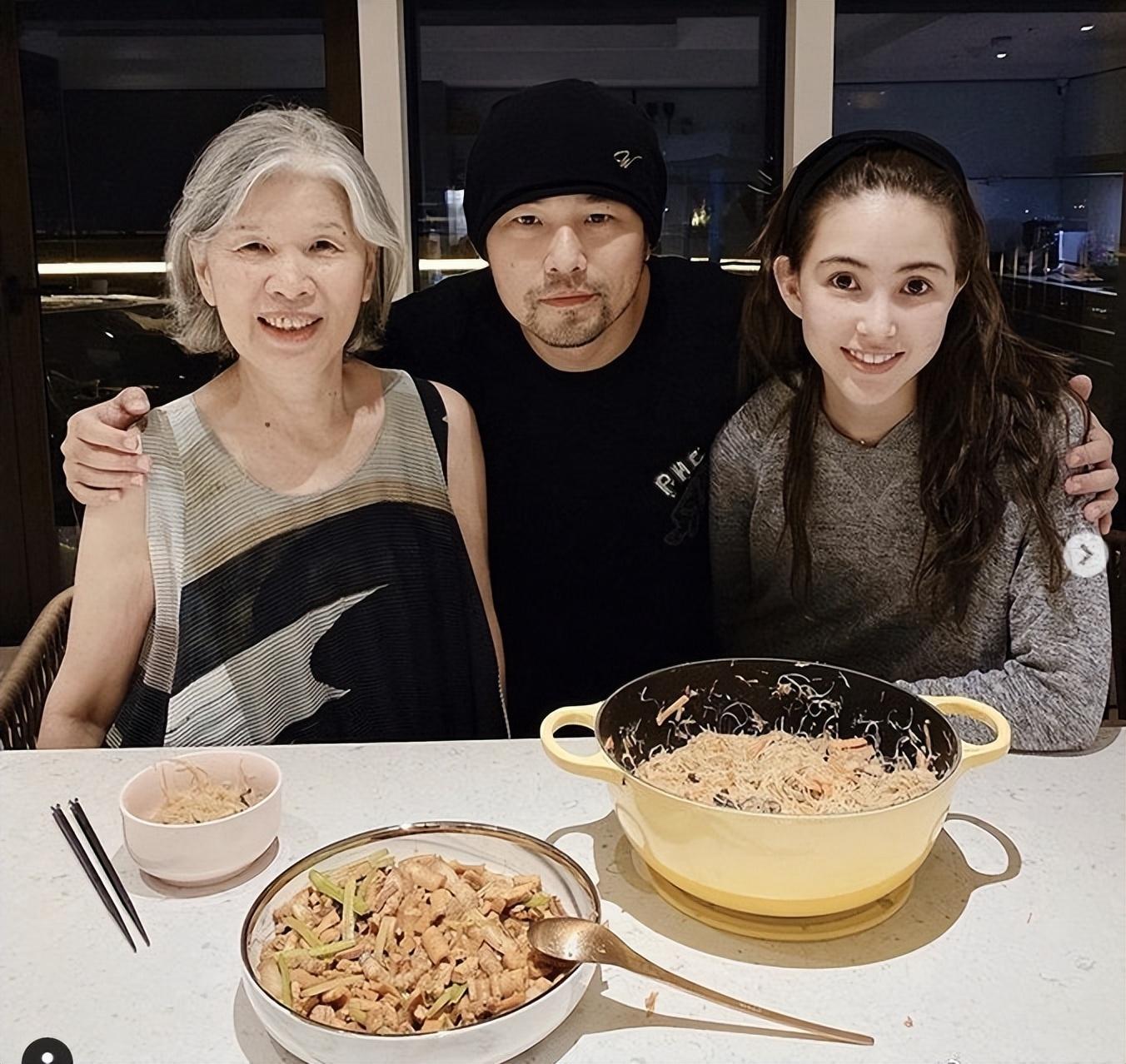 回顾昆凌嫁大14岁周杰伦婚后连生三胎如今一家五口其乐融融
